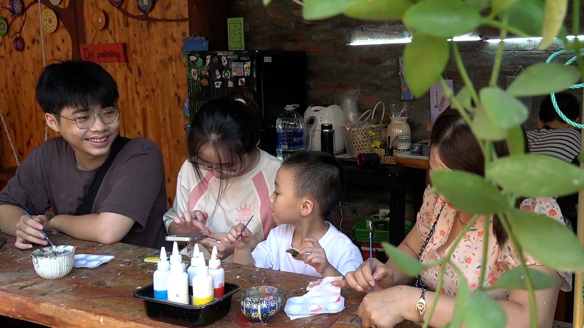 Khám phá nghệ thuật tái chế gốm sứ xanh tại Bát Tràng