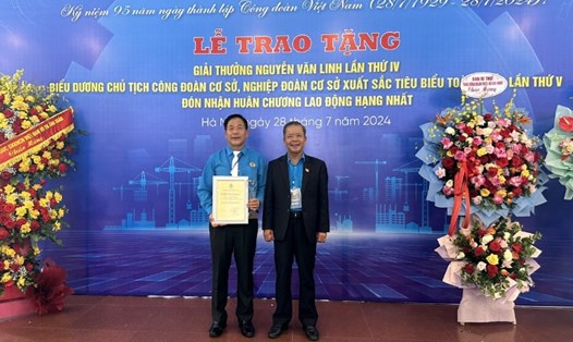 Anh Đỗ Đình Hạnh (bìa trái) vinh dự được biểu dương Chủ tịch công đoàn cơ sở xuất sắc tiêu biểu toàn quốc năm 2024. Ảnh: nhân vật cung cấp