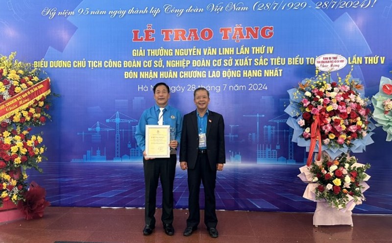 Anh Đỗ Đình Hạnh (bìa trái) vinh dự được biểu dương Chủ tịch công đoàn cơ sở xuất sắc tiêu biểu toàn quốc năm 2024. Ảnh: nhân vật cung cấp