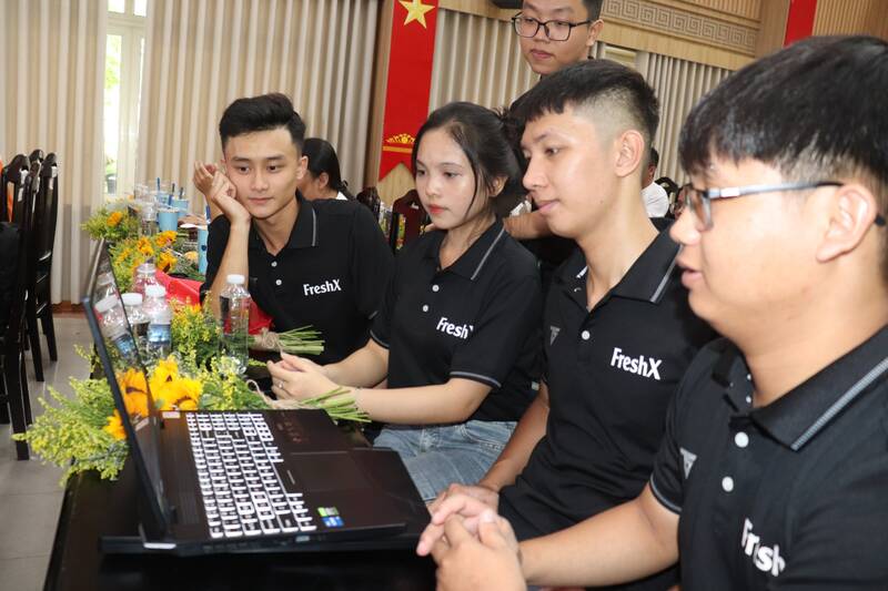 Nhóm sinh viên Cao đẳng FPT Polytechnic Đà Nẵng. Ảnh: Nguyễn Linh