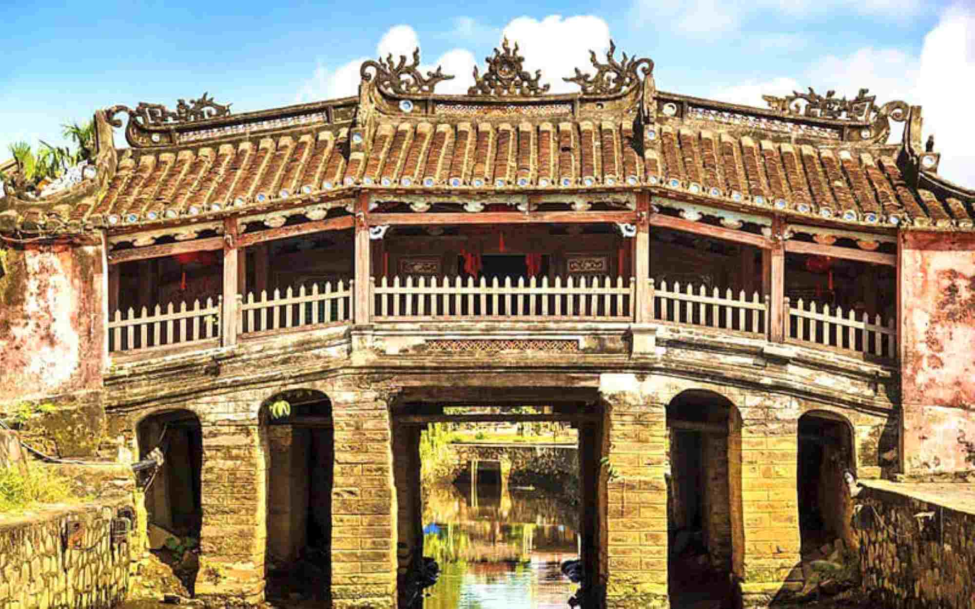 Chùa Cầu Hội An trước khi trùng tu có màu rêu phong, cũ kỹ. Ảnh: Tiến Nhựt 