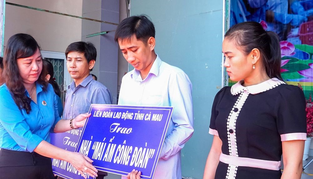 Nhiều Mái ấm Công đoàn đã được tổ chức công đoàn tỉnh Cà Mau trao cho đoàn viên công đoàn có hoàn cảnh khó khăn về nhà ở. Ảnh: Nhật Hồ