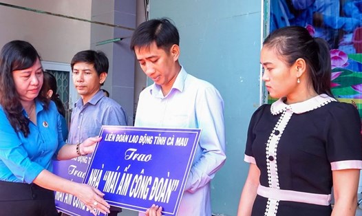 Nhiều Mái ấm Công đoàn đã được tổ chức công đoàn tỉnh Cà Mau trao cho đoàn viên công đoàn có hoàn cảnh khó khăn về nhà ở. Ảnh: Nhật Hồ
