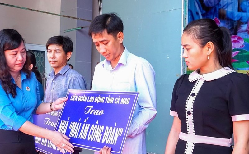 Nhiều Mái ấm Công đoàn đã được tổ chức công đoàn tỉnh Cà Mau trao cho đoàn viên công đoàn có hoàn cảnh khó khăn về nhà ở. Ảnh: Nhật Hồ
