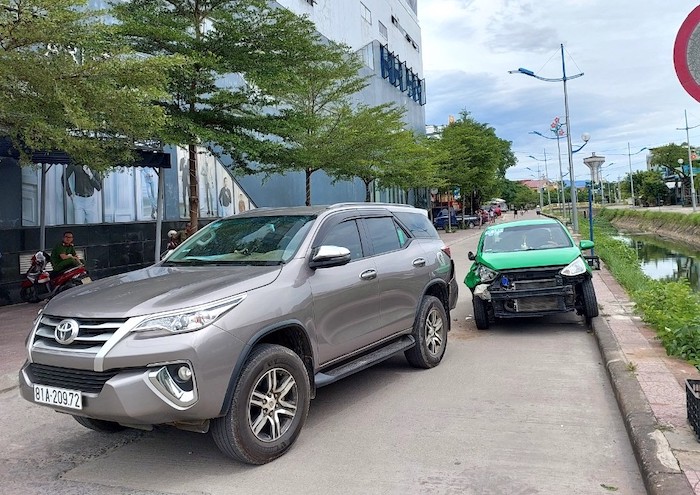 Xe taxi gây 3 vụ tai nạn, 6 người bị thương