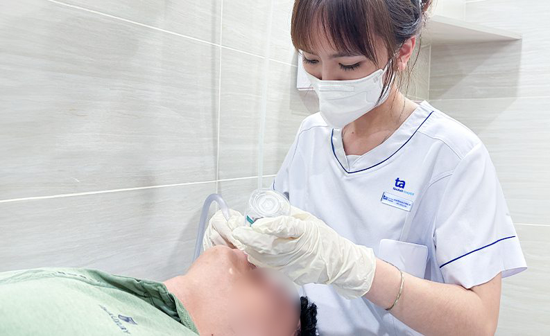 Người bệnh viêm mũi dị ứng được rửa mũi để làm sạch dịch nhầy trong mũi. Ảnh: Bệnh viện cung cấp