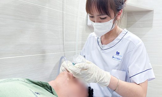 Người bệnh viêm mũi dị ứng được rửa mũi để làm sạch dịch nhầy trong mũi. Ảnh: Bệnh viện cung cấp