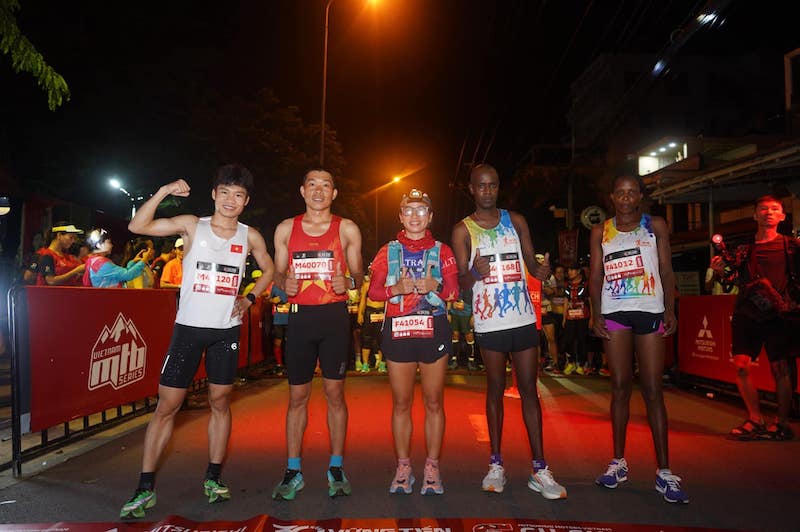 Athlete Hoang Van Hon (2nd from right) won the 42km distance championship at the cross-country running tournament. Photo: BTC