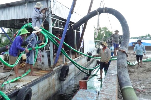 Cát biển đã về đến cao tốc Cần Thơ - Hậu Giang - Cà Mau, dự án đẩy nhanh tiến độ. Tuy vậy, hiện nay đang tính đến chuyện thiếu đá. Ảnh: Nhật Hồ