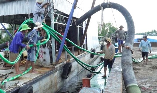 Cát biển đã về đến cao tốc Cần Thơ - Hậu Giang - Cà Mau, dự án đẩy nhanh tiến độ. Tuy vậy, hiện nay đang tính đến chuyện thiếu đá. Ảnh: Nhật Hồ
