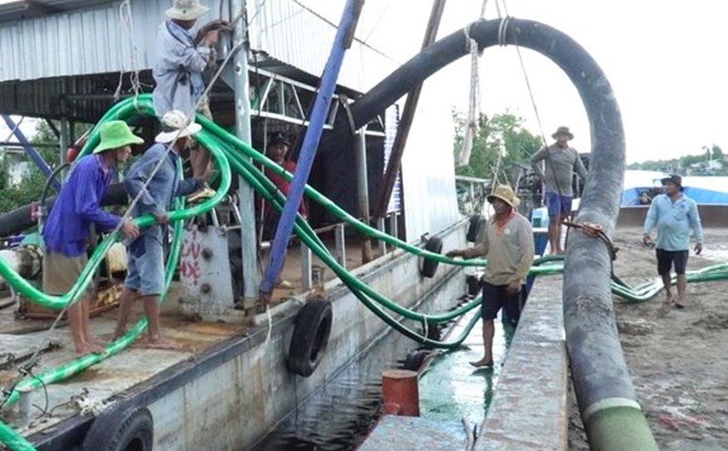 Cát biển đã về đến cao tốc Cần Thơ - Hậu Giang - Cà Mau, dự án đẩy nhanh tiến độ. Tuy vậy, hiện nay đang tính đến chuyện thiếu đá. Ảnh: Nhật Hồ