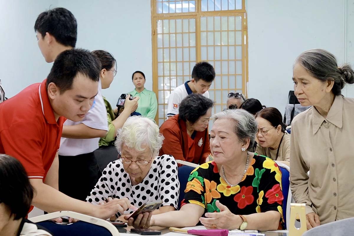 Lớp học giúp người già vượt qua "rào cản" thời công nghệ 4.0.