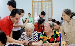 Lớp học giúp người già vượt qua rào cản thời công nghệ 4.0