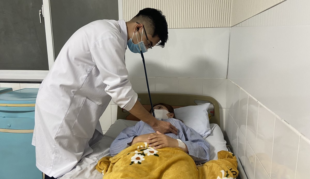 Doctors examine tourists suspected of food poisoning who are still in the hospital. Photo: Duy Tuan