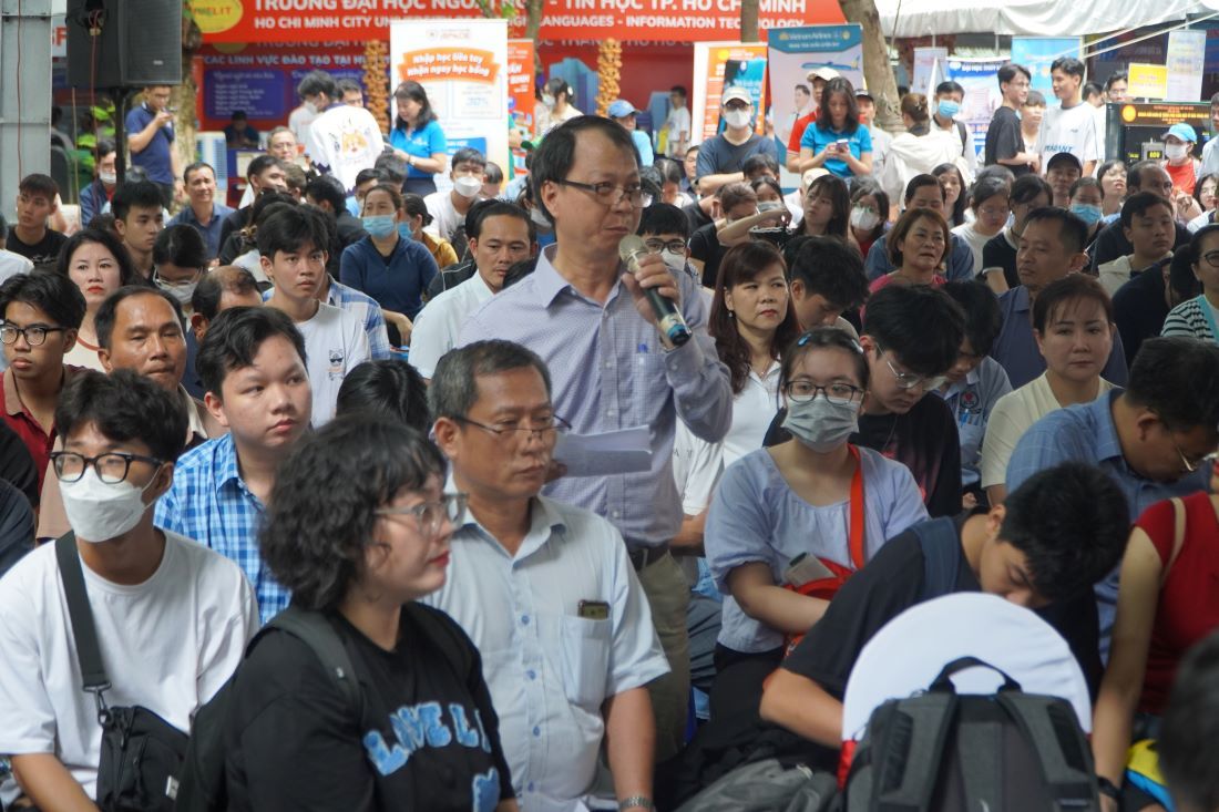 Phụ huynh, học sinh tham gia chương trình tư vấn tuyển sinh tổ chức ở Trường Đại học Bách Khoa - Đại học Quốc gia TPHCM. Ảnh: Chân Phúc