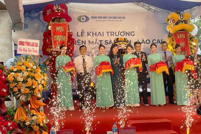 Ban lãnh đạo tỉnh Lào Cai cùng bệnh viện mắt thực hiện nghi thức cắt băng khai trương. Ảnh: Đinh Đại