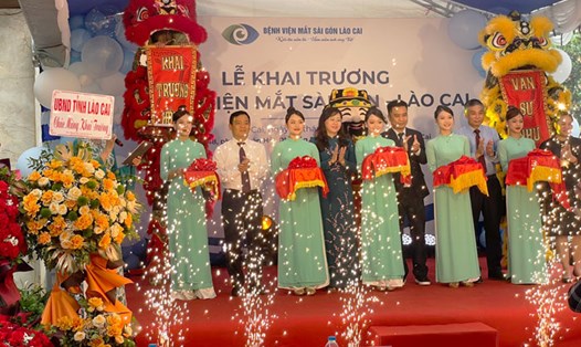 Ban lãnh đạo tỉnh Lào Cai cùng bệnh viện mắt thực hiện nghi thức cắt băng khai trương. Ảnh: Đinh Đại