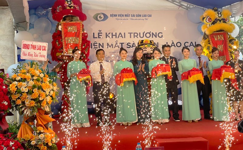 Ban lãnh đạo tỉnh Lào Cai cùng bệnh viện mắt thực hiện nghi thức cắt băng khai trương. Ảnh: Đinh Đại