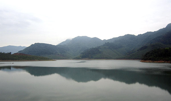 Chiều 28.7, hồ Thanh Lanh và Đại Lại đồng loạt xả tràn. Ảnh: Ban Chỉ huy PCTT&TKCN tỉnh Vĩnh Phúc