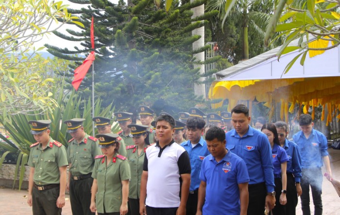 Dâng hương tại nghĩa trang liệt sĩ huyện A Lưới. Ảnh: Sông Hàn