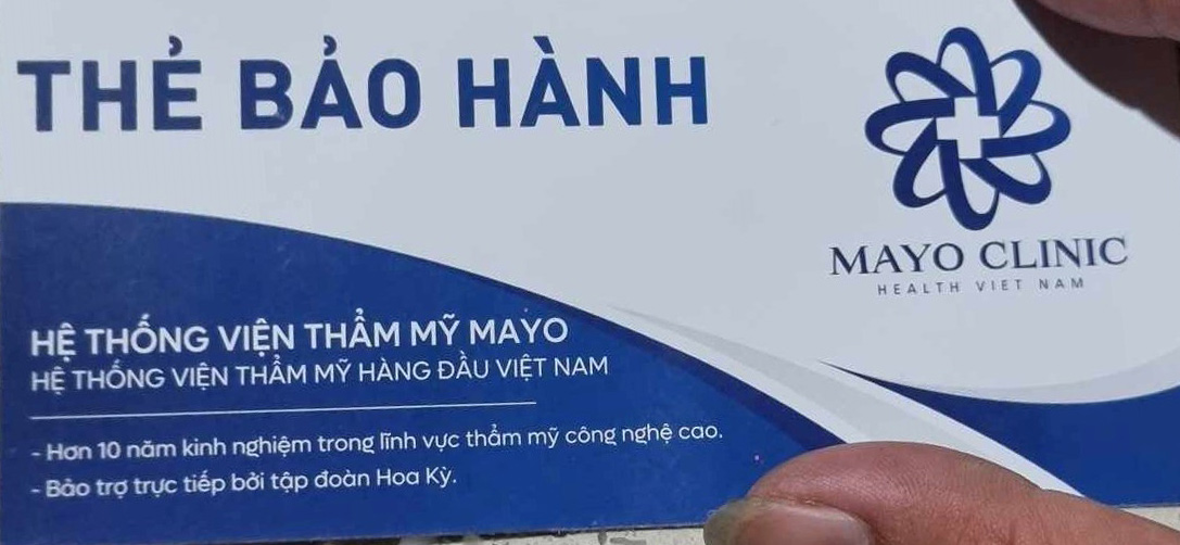 “Thẻ bảo hành” của cơ sở thẩm mỹ Mayo Clinic (12 Nguyễn Phong Sắc, TP Vinh) với những nội dung quảng cáo hoành tráng. Ảnh: Quang Đại