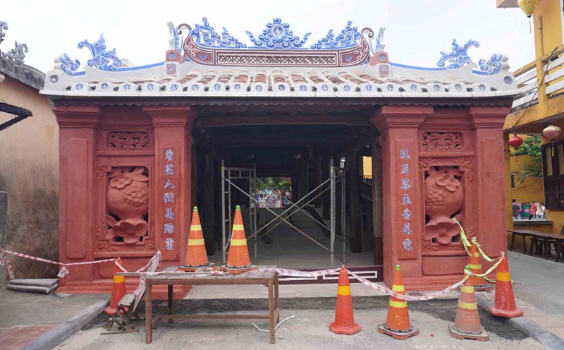 Màu sơn mới của Chùa Cầu Hội An đang bị phản ứng. Ảnh: Văn Trực