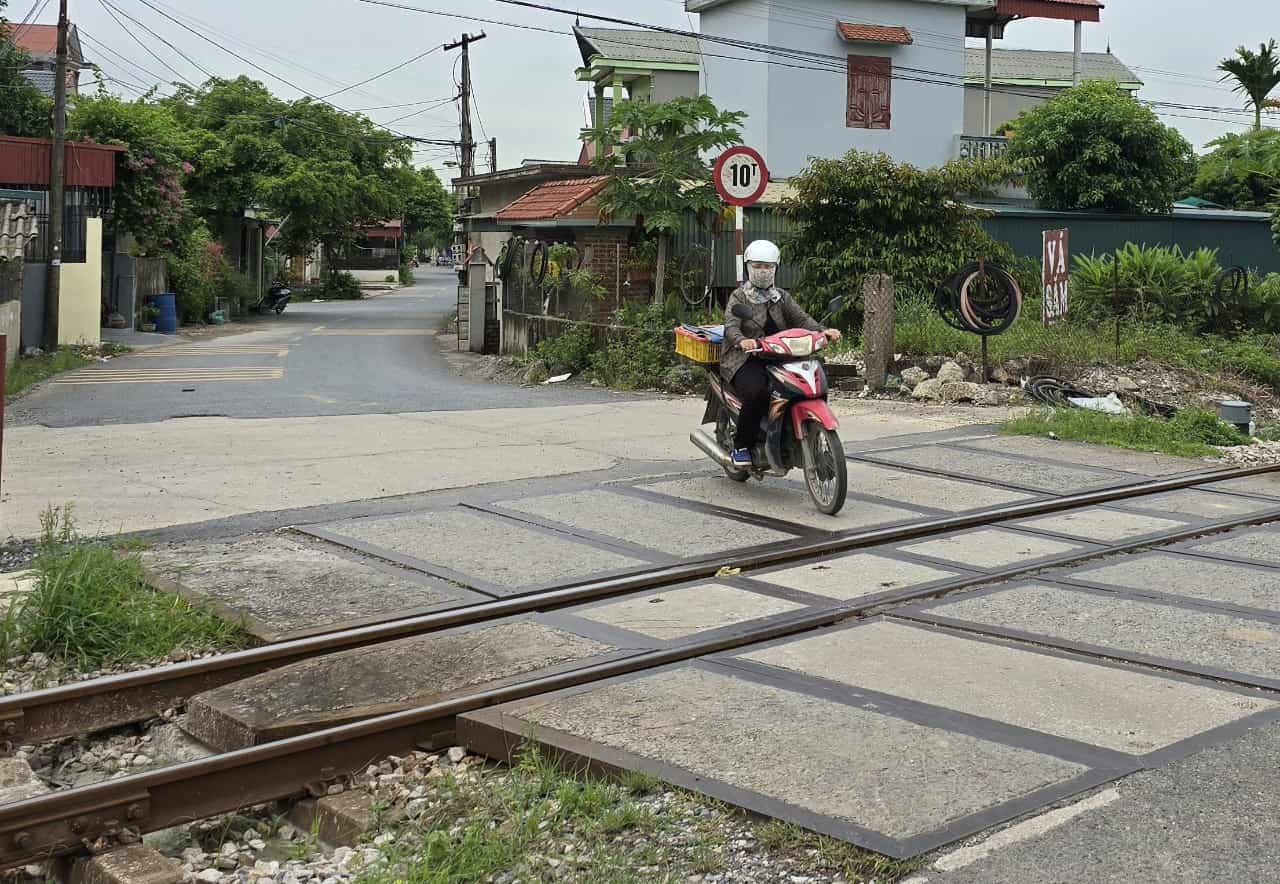 Nguy cơ mất an toàn từ những lối mở tự phát qua đường sắt