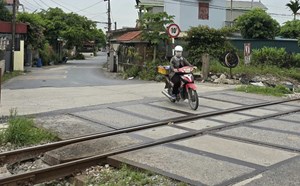 Nguy cơ mất an toàn từ những lối mở tự phát qua đường sắt