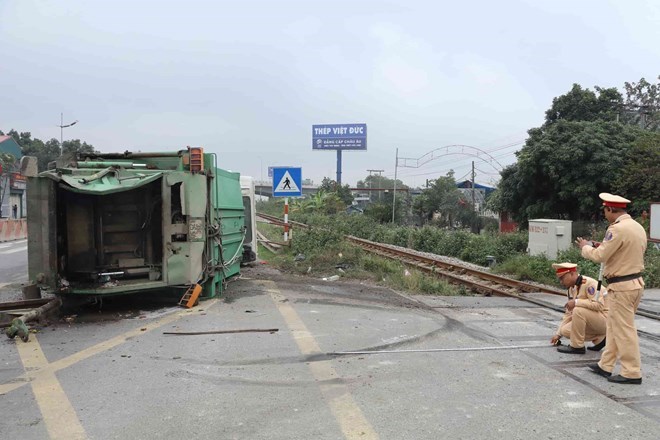 From 2019 until now, in Ninh Binh province, there have been 5 railway traffic accidents, killing 3 people. Authorities in Ninh Binh province have inspected and handled 413 cases of violating the railway traffic safety corridor, paying 276.1 million VND to the budget. Photo: Nguyen Truong