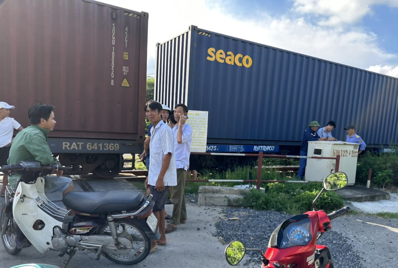 “Chủ tịch UBND các huyện, thành phố có đường sắt đi qua phải chịu trách nhiệm khi để xảy ra tai nạn giao thông đường sắt trên địa bàn mình quản lý” - ông Sơn ch hay.