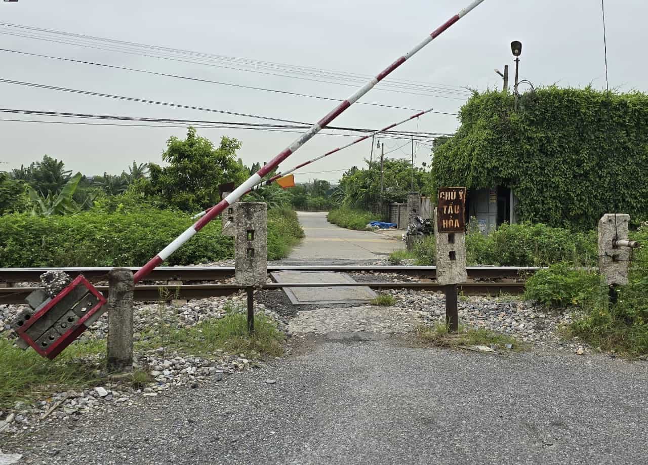 The North - South railway section through Ninh Binh province has a length of 21.6km (from km113+400 - km135+000) with 1 passenger station and 3 freight stations in Ninh Binh city, Tam Diep city and Hoa district. Lu. Photo: Nguyen Truong