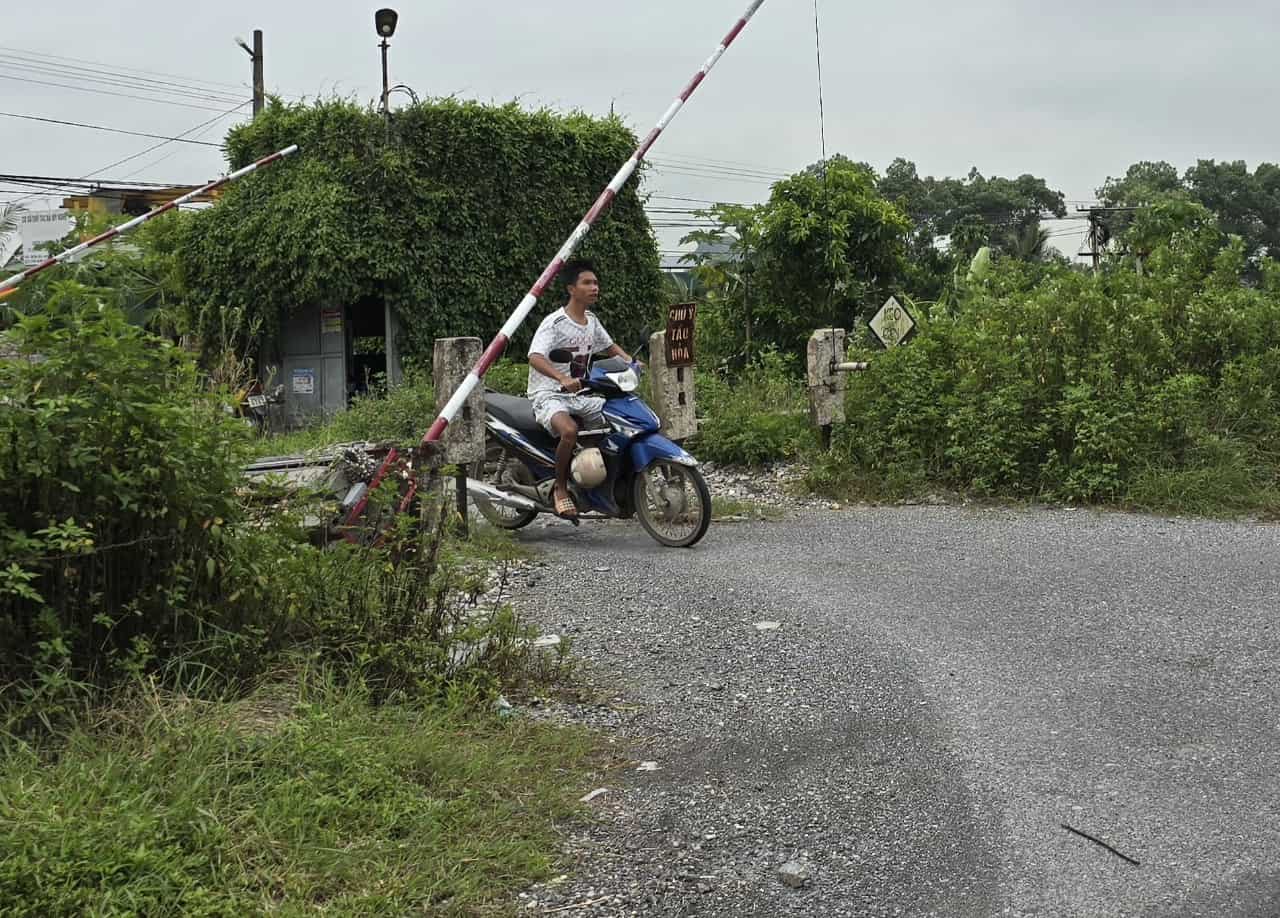 Although only 21.6km long, the North-South railway section passing through Ninh Binh province has many crossroads and self-opening paths, potentially causing traffic safety risks. Photo: Nguyen Truong