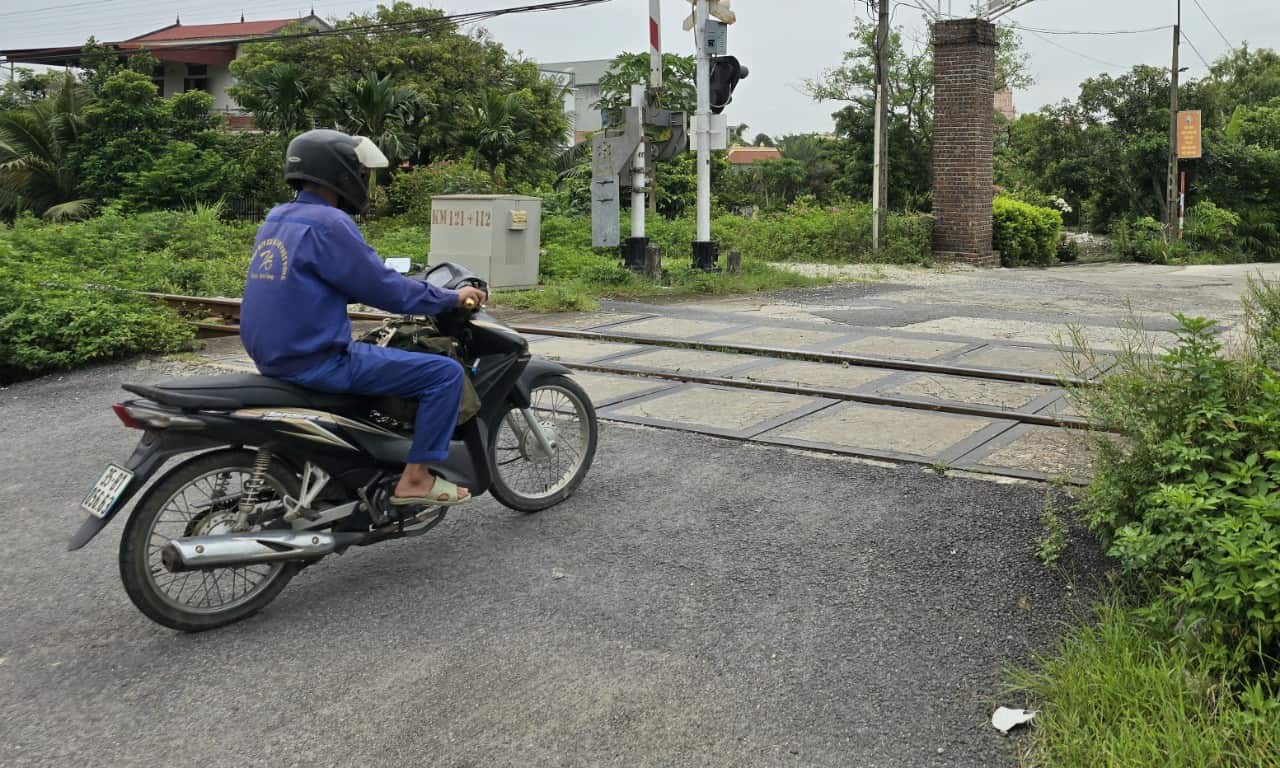 Theo báo cáo của Sở GTVT tỉnh Ninh Bình, hiện nay, trên địa bàn tỉnh còn 18 lối đi tự mở, trong đó có 1 lối đi tự mở có chiều rộng <3m đã được tổ chức cảnh giới và 17 lối đi tự mở có chiều rộng <1,5m.  Ảnh: Nguyễn Trường