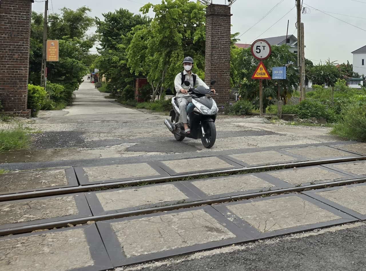 Để bảo đảm trật tự an toàn, phòng ngừa tai nạn giao thông đường sắt trên địa bàn, UBND tỉnh Ninh Bình đã chỉ đạo các đơn vị liên quan, tiếp tục phối hợp với Cục Đường Sắt Việt Nam và các đơn vị có liên quan thực hiện việc lập hồ sơ, trình cấp thẩm quyền phê duyệt dự án xây dựng đường gom, hàng rào ngăn cách dọc theo đường sắt để xóa bỏ các lối đi tự mở qua đường sắt. Ảnh: Nguyễn Trường