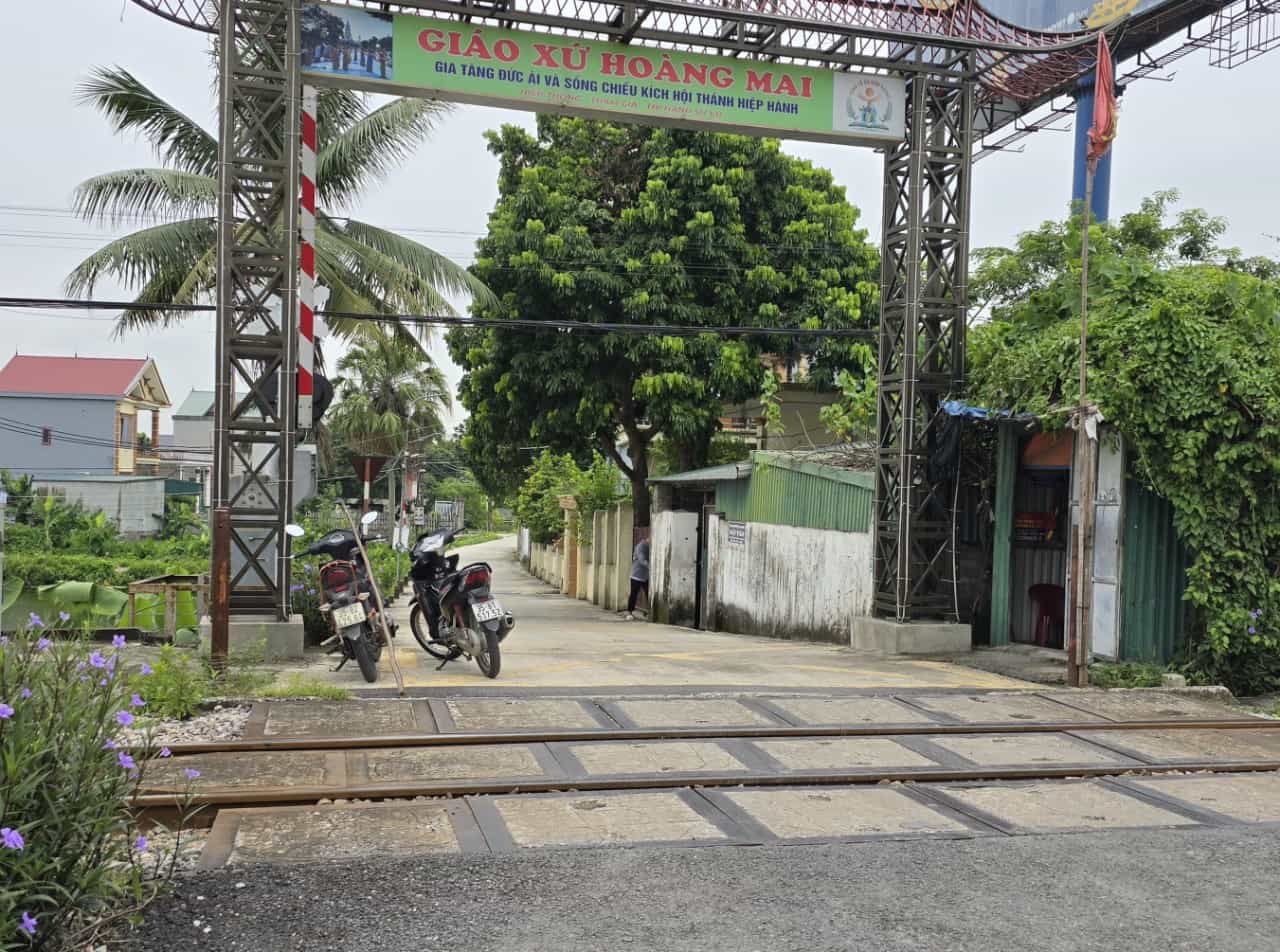 While waiting for the removal of cross roads and spontaneous passages across the railway, the People's Committee of Ninh Binh province requires localities where the railway passes through to arrange police personnel at high-risk spontaneous passages. traffic accident occurred. Photo: Nguyen Truong