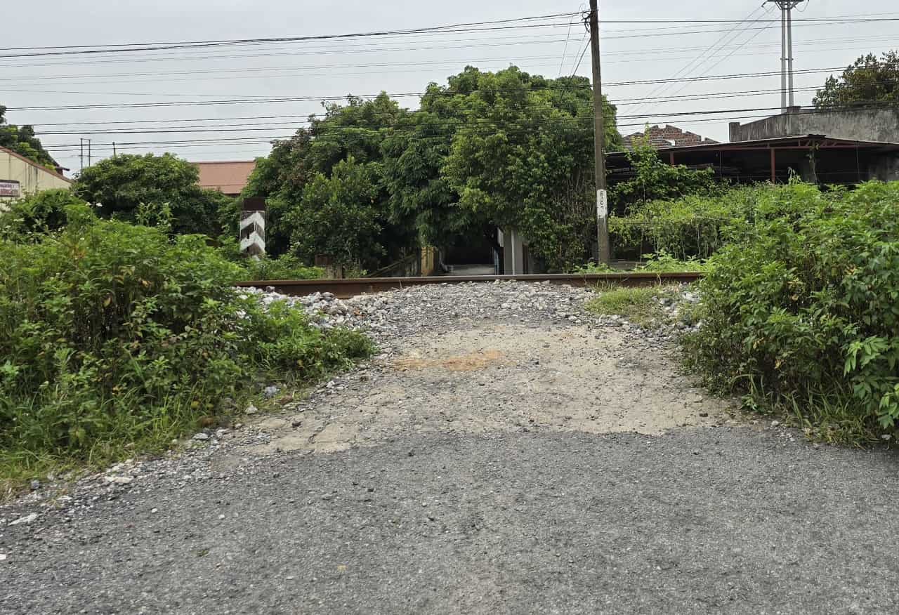 The paths across the North-South railway line have no barriers or guards, and are very dangerous. Photo: Nguyen Truong