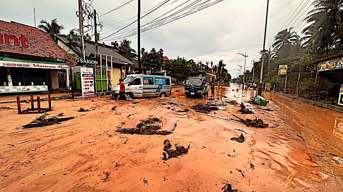 Sand flowed down Nguyen Dinh Chieu Street, Ham Tien Ward on the morning of May 21. Photo: Duy Tuan