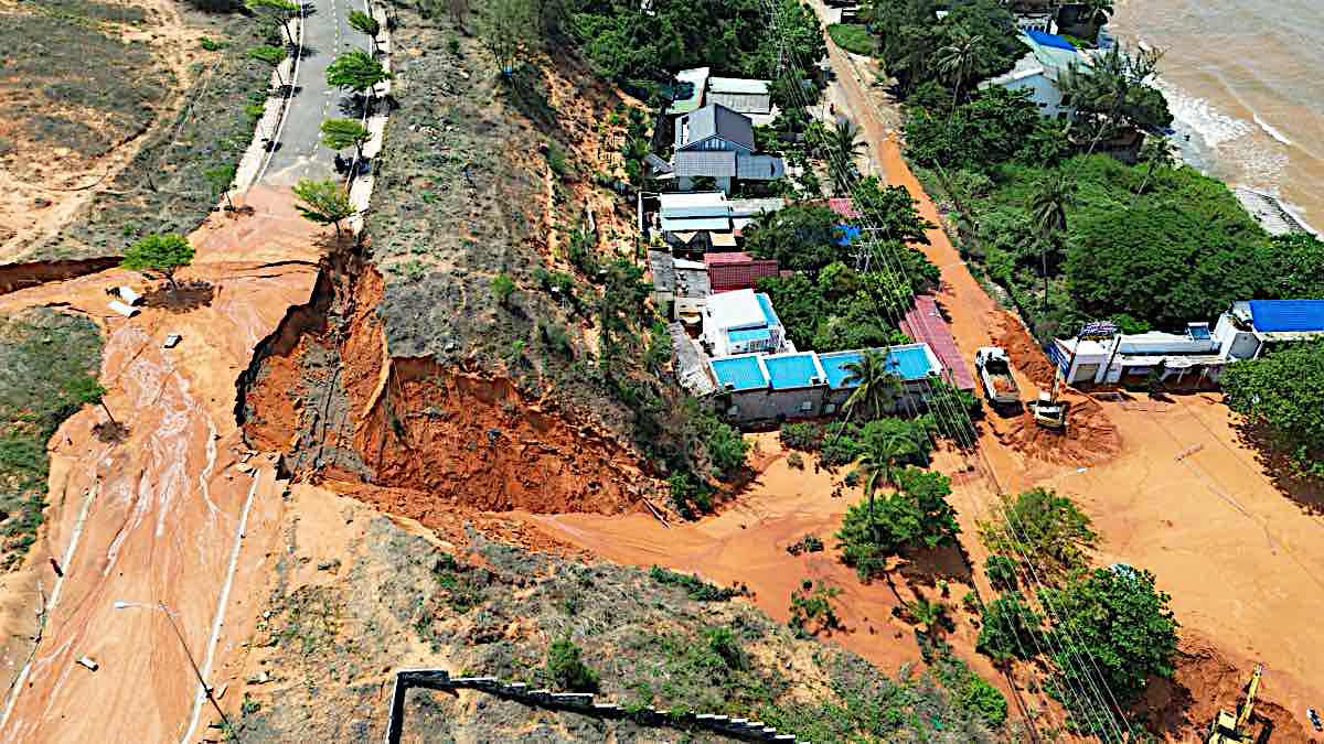 Red sand from the Sentosa Villa project on the high hill flowed down Huynh Thuc Khang Street, Mui Ne Ward. Photo: Duy Tuan