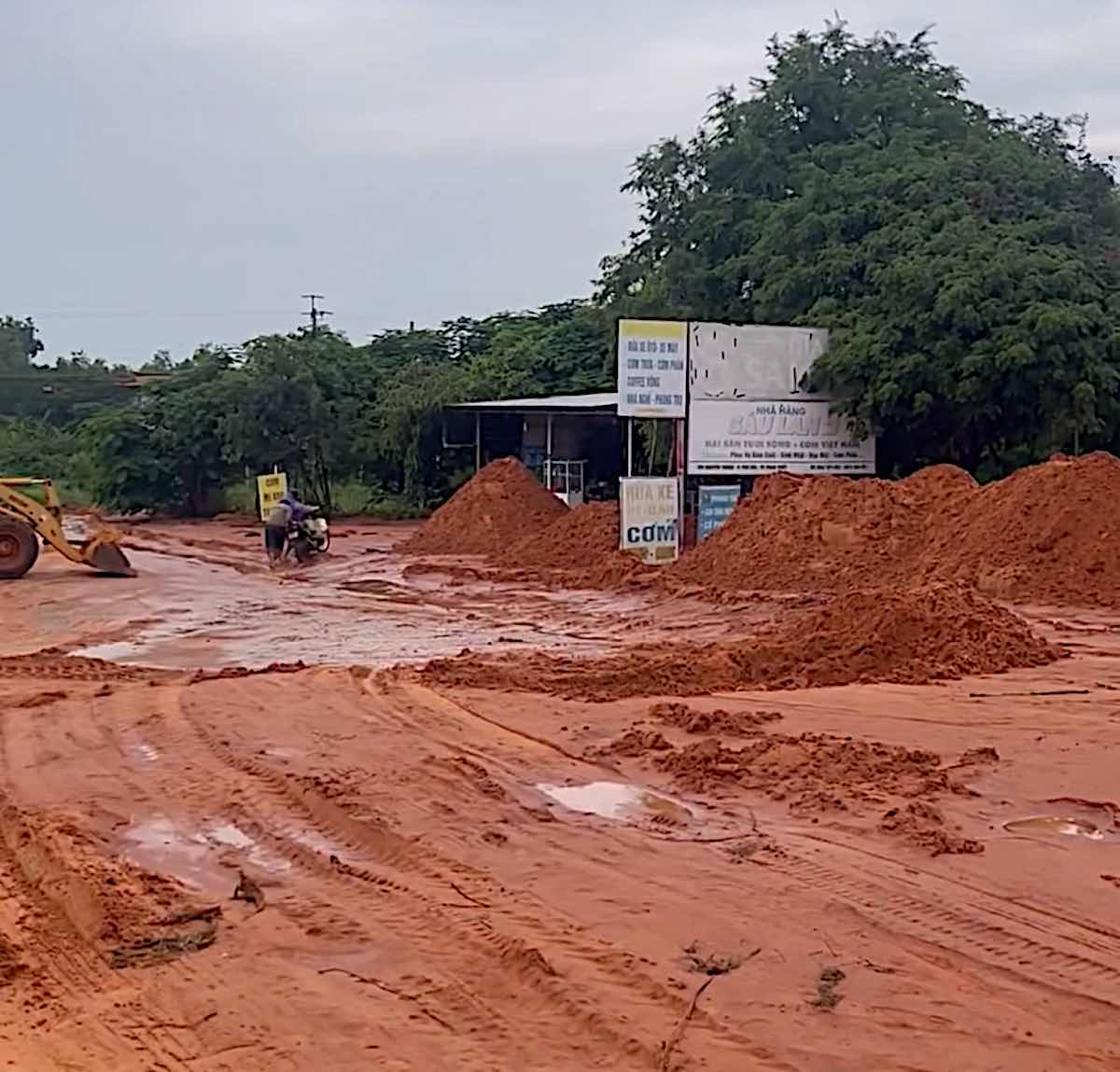 Sand flowing down Nguyen Thong Street due to heavy rain on the morning of July 27. Photo: Duy Tuan