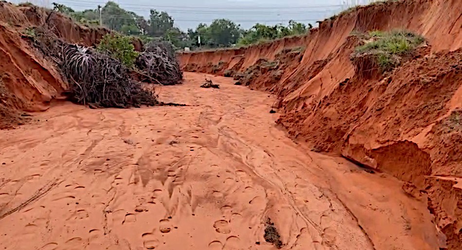 The flow of sand erosion down the road. Photo: Duy Tuan