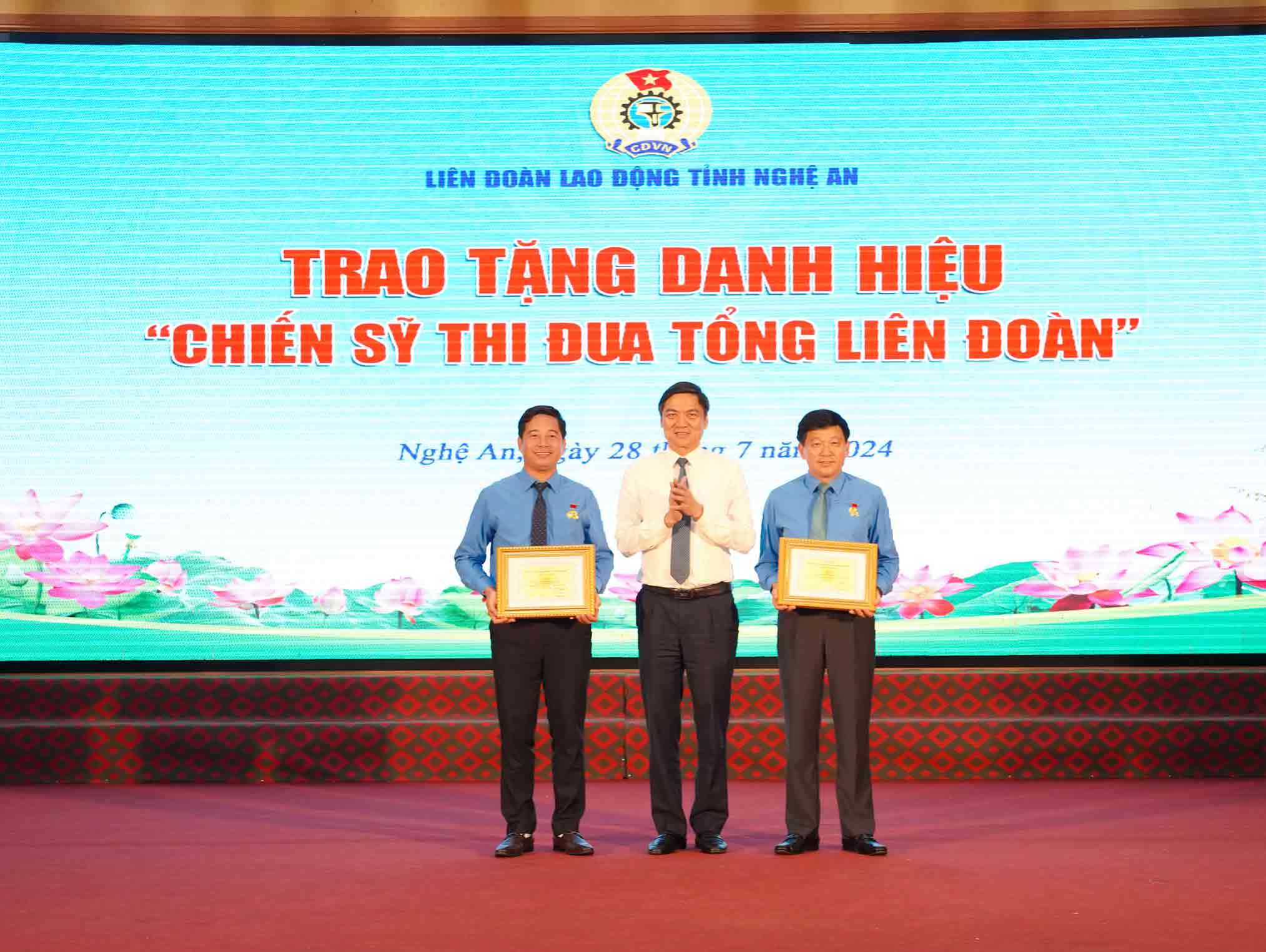 Lãnh đạo tỉnh Nghệ An trao bằng khen “Chiến sỹ thi đua Tổng liên đoàn” cho các cá nhân. Ảnh: Duy Chương.