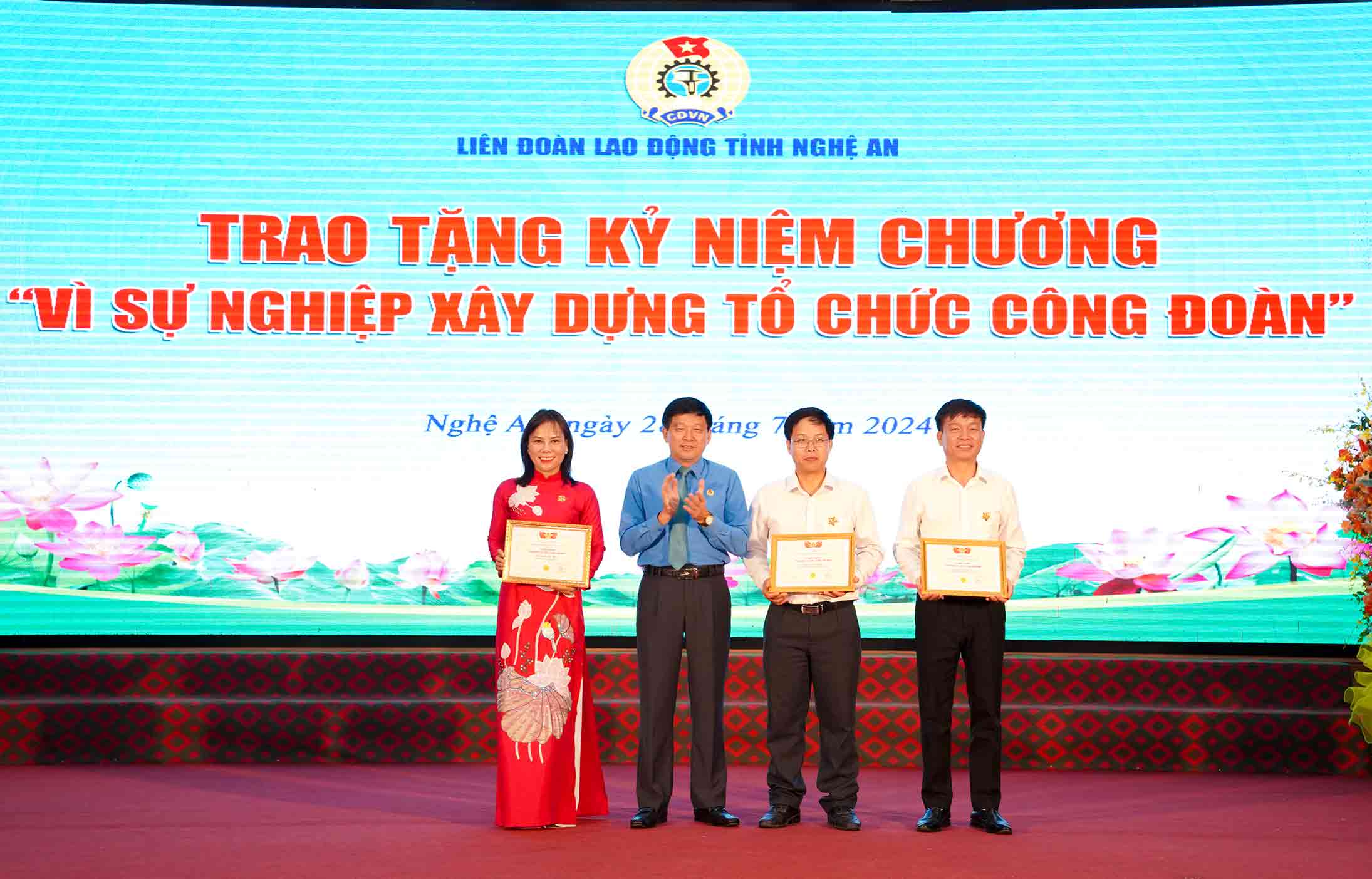 Lãnh đạo Liên đoàn Lao động tỉnh Nghệ An trao kỷ niệm chương “Vì sự nghiệp tổ chức công đoàn” cho các cá nhân. Ảnh: Duy Chương.