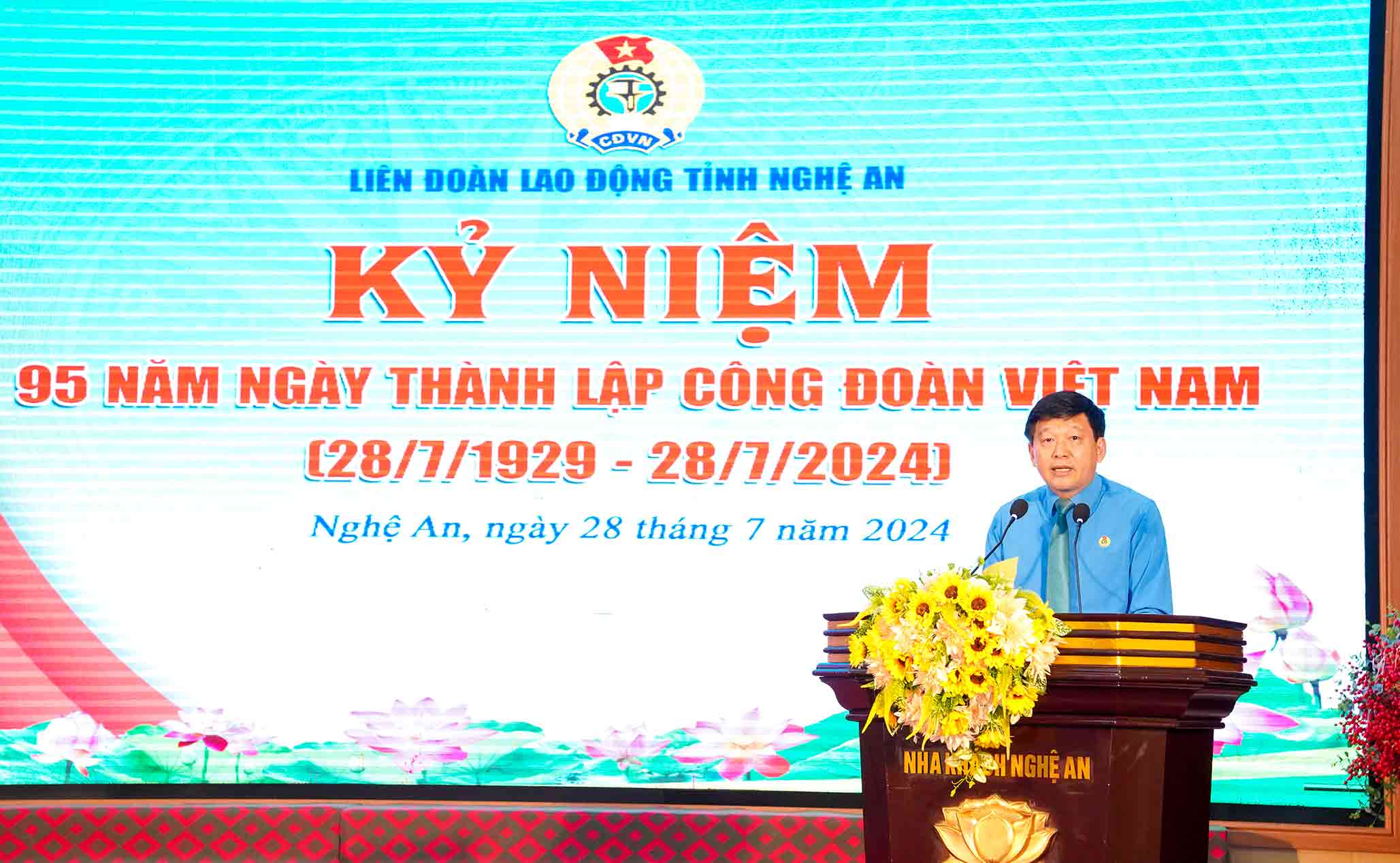 Ông Kha Văn Tám - Chủ tịch Liên đoàn Lao động tỉnh Nghệ An phát biểu tại buổi lễ. Ảnh: Duy Chương.