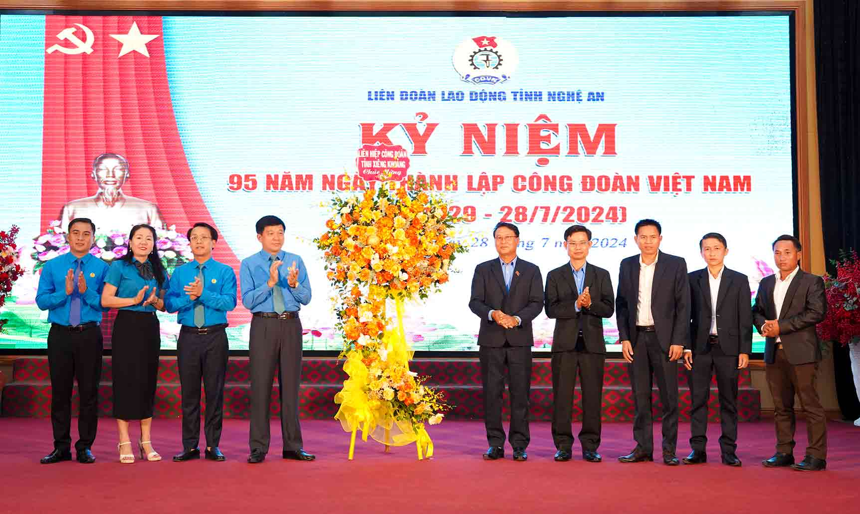 Leaders of the Xieng Khouang Provincial Trade Union Confederation gave flowers to congratulate the Nghe An Provincial Labor Confederation on the 95th anniversary of the founding of the Vietnam Trade Union. Photo: Duy Chuong.