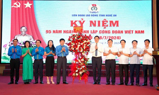 Lãnh đạo tỉnh Nghệ An tặng hoa chúc mừng Liên đoàn Lao động tỉnh Nghệ An. Ảnh: Duy Chương.