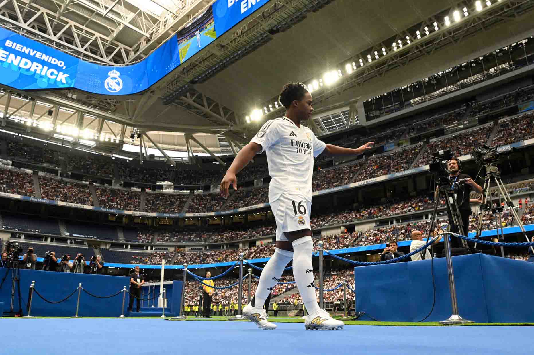 Sau khoảnh khắc này, có thể một ngôi sao mới sẽ xuất hiện trên bầu trời Bernabeu. Ảnh: AFP