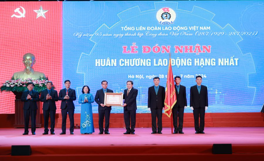 Tổng Liên đoàn Lao động Việt Nam đón nhận Huân chương Lao động hạng Nhất. Ảnh: Hải Nguyễn