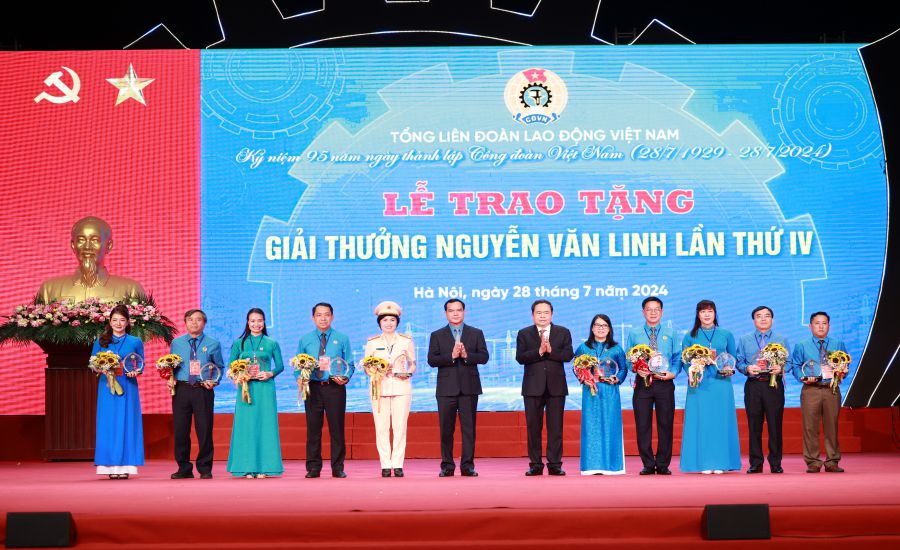 10 union officials received the Nguyen Van Linh Award. Photo: Hai Nguyen