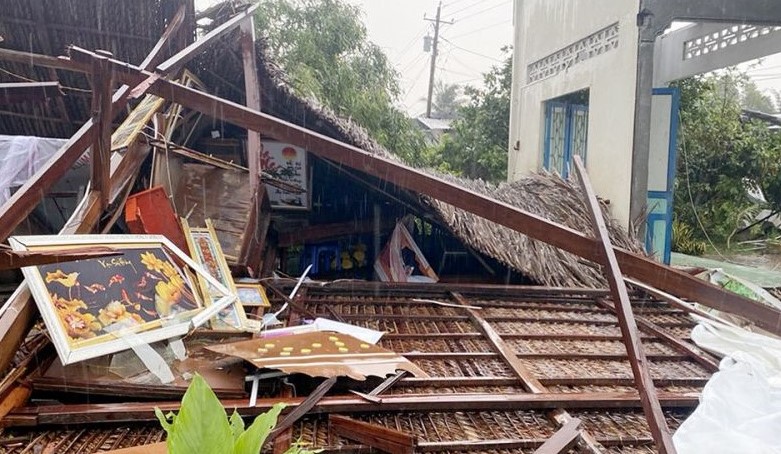 Mưa lớn, lốc  xoáy khiến nhiều căn nhà tại Cà Mau sập, tốc mái. Ảnh: Nhật Hồ