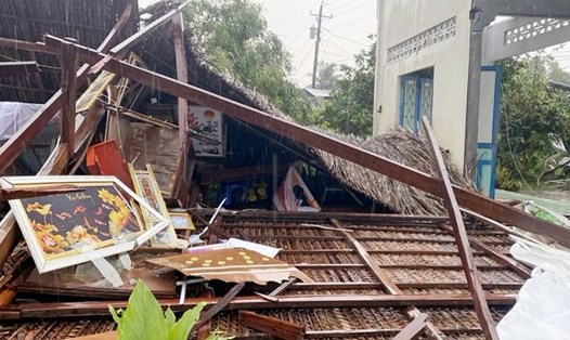 Mưa lớn, lốc  xoáy khiến nhiều căn nhà tại Cà Mau sập, tốc mái. Ảnh: Nhật Hồ